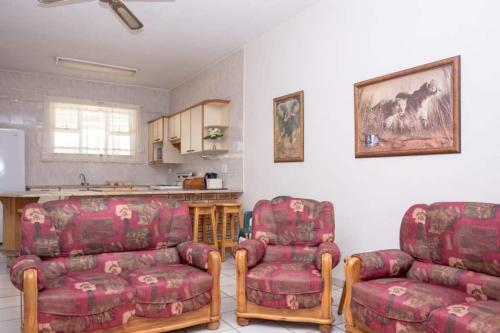 马盖特Seabrook 211 Margate RSA的客厅配有两把椅子和一张沙发