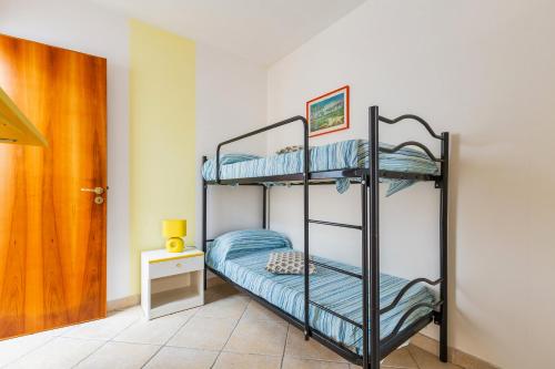 圣凯撒利亚温泉Dimora di Annarosa by BarbarHouse的一间卧室配有两张双层床。