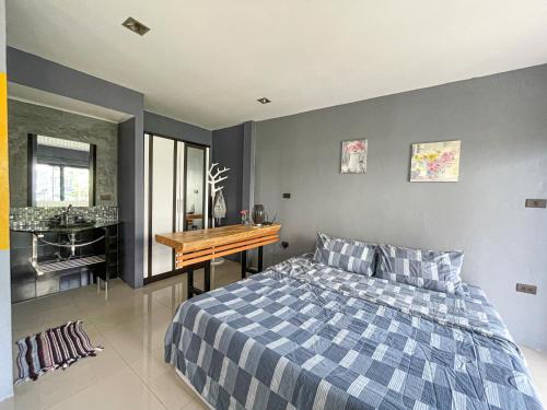 邦涛海滩The Endless Bangtao Residence LOFT 7的一间卧室配有一张床、一张桌子和一个水槽