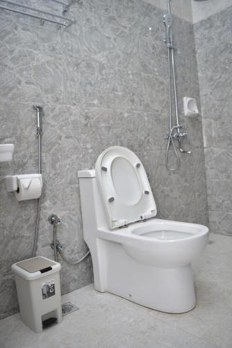 多多马Hancol Hotel的浴室配有白色卫生间和淋浴。