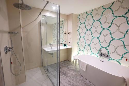 玛格丽塔萨沃亚特尔梅大酒店的带淋浴、浴缸和盥洗盆的浴室