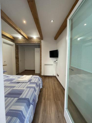耶西L'ANTICA FALCONERIA的一间卧室设有一张床和一个滑动玻璃门
