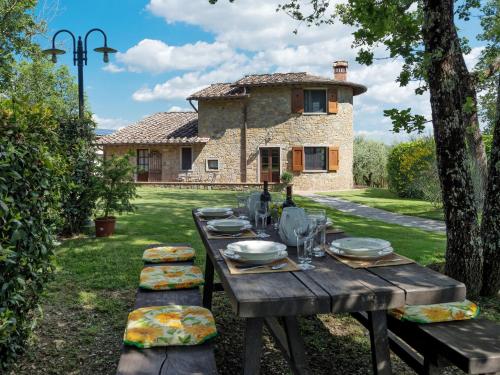 拉达-因基安蒂Holiday Home Villa del Poggio by Interhome的石屋前的木桌