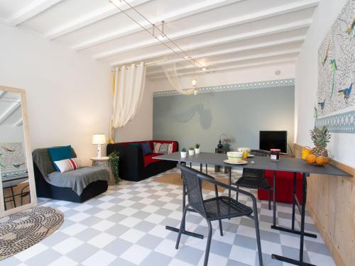 比亚里茨Apartment Coulaoun by Interhome的客厅配有桌椅