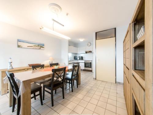 布列登Apartment Residentie Astrid-6 by Interhome的用餐室以及带桌椅的厨房。