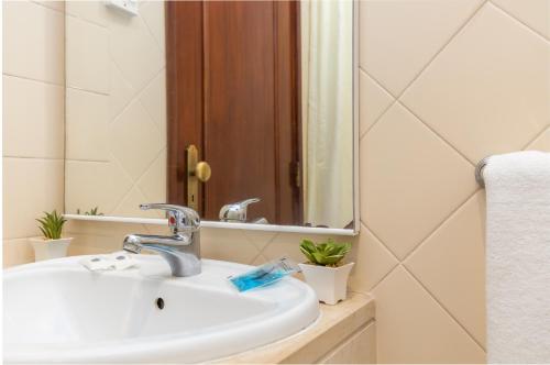 卡帕里卡海岸科利柏酒店的一间带水槽和镜子的浴室