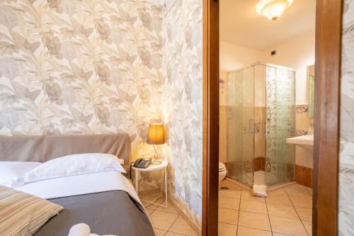 马尔塔洛坎达达奥塞罗酒店的一间卧室配有一张床,浴室设有淋浴。
