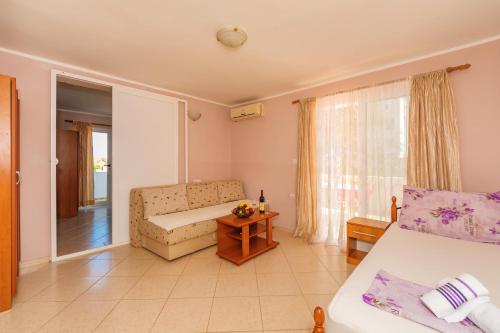 乌尔齐尼Guest House Edita的客房设有床、沙发和窗户。