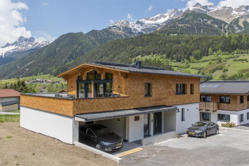 佩特诺伊阿尔贝格Chalet Vega - Arlberg Holiday Home的停车场内有停车位的房子