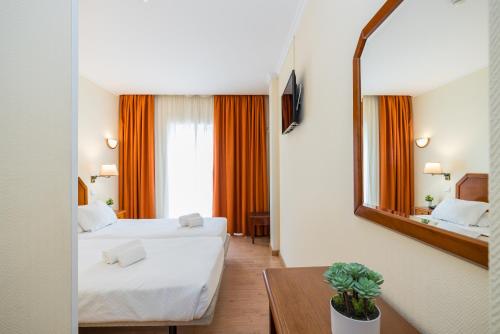 卡帕里卡海岸科利柏酒店的酒店客房,设有两张床和镜子