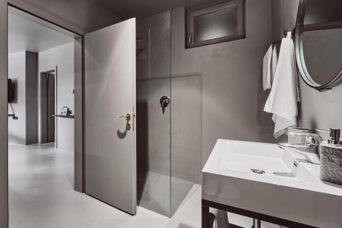 布列瑟农Stufels 7 Design Apartment with Brixen Card的带淋浴和白色盥洗盆的浴室