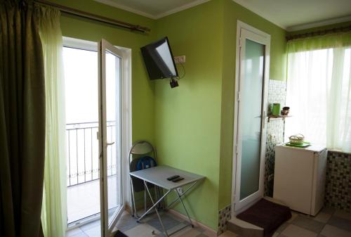 扎托卡Лиманский Берег的一间房间,墙上有一张小桌子和一台电视机