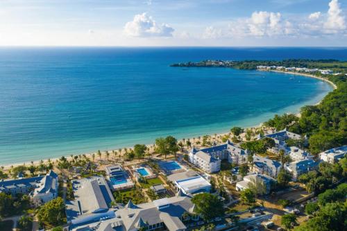 尼格瑞尔Riu Palace Tropical Bay - All Inclusive的享有海滩和海洋的空中景致