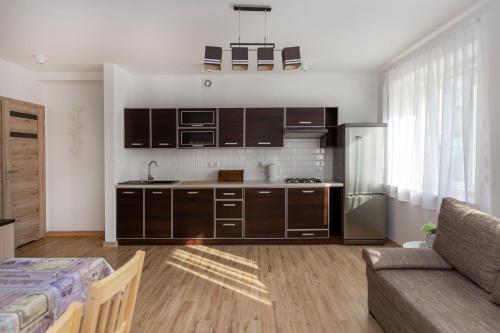 库多瓦-兹德鲁伊przystanek Kudowa的一间厨房,配有棕色橱柜和一张沙发