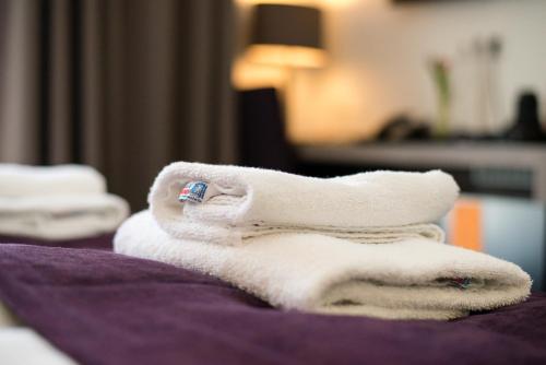 美因河畔法兰克福Goethe Business Hotel by Trip Inn的床上的一大堆毛巾