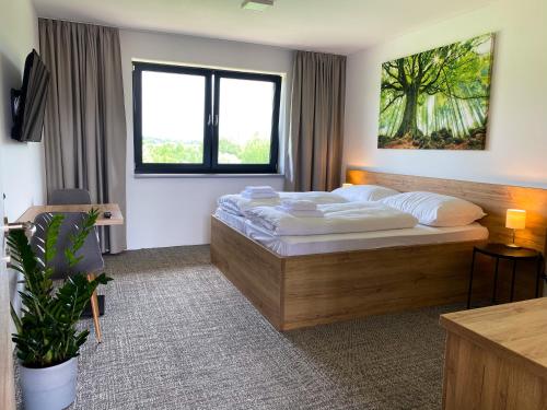 瓦拉什斯凯梅济日奇Sport HOTEL Bečva的酒店客房设有一张床和一个大窗户