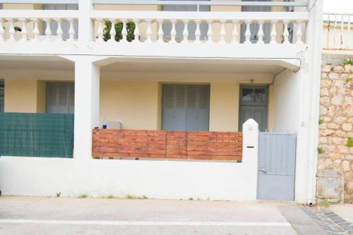 土伦Le 92 Toulon Bas Faron的白色的房子,有栅栏和门