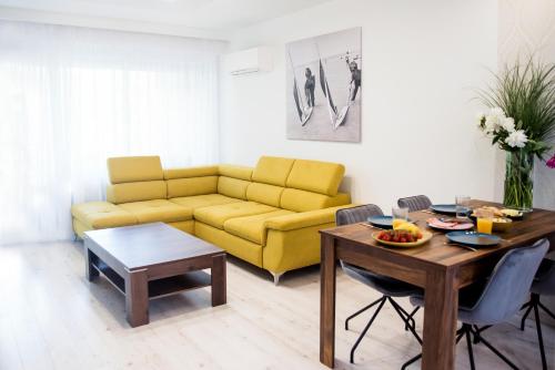 扎马迪South Part Zamárdi的客厅配有黄色的沙发和桌子