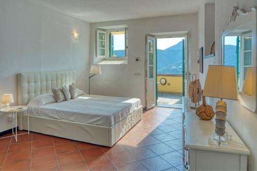 MontaleVilla dell'Erta - Levanto的一间卧室设有一张床和一个阳台