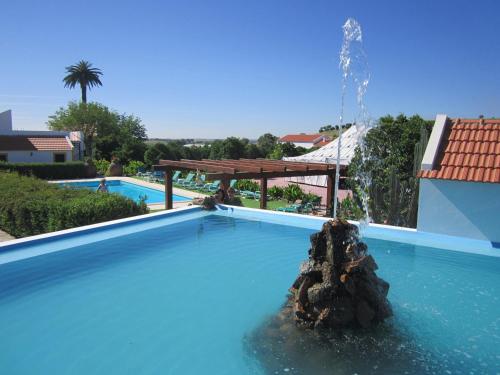 阿尔维图Horta Da Vila的游泳池中间设有喷泉