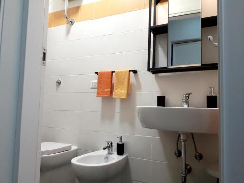 韦纳夫罗ALCENTRO Orange Home的白色的浴室设有水槽和卫生间。