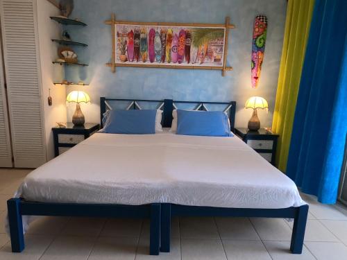 基督教堂市Green Garden Apartment的一间卧室配有一张带蓝色墙壁的大床