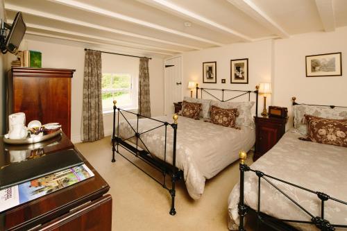丹比惠灵顿公爵酒店的一间卧室配有两张床和梳妆台。