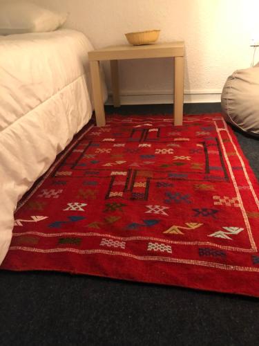圣乔治多尔克studio Bel Air的床上的红色地毯