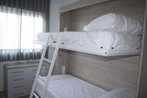 AR公寓酒店客房内的一张或多张双层床