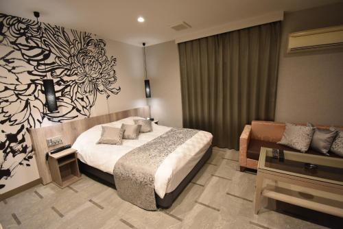 甲斐市HOTEL IORI - Adult Only的酒店客房,配有床和沙发