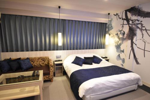 甲斐市HOTEL IORI - Adult Only的酒店客房,配有床和沙发