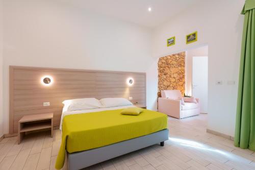 卡利亚里Bardilio Luxury Rooms的一间卧室配有黄色的床和沙发