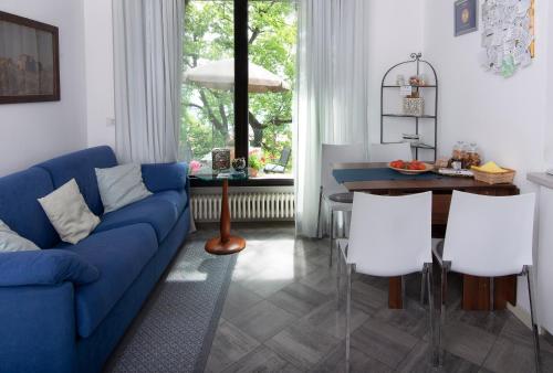 圣马力诺Casali appartamento的客厅配有蓝色的沙发和白色的椅子