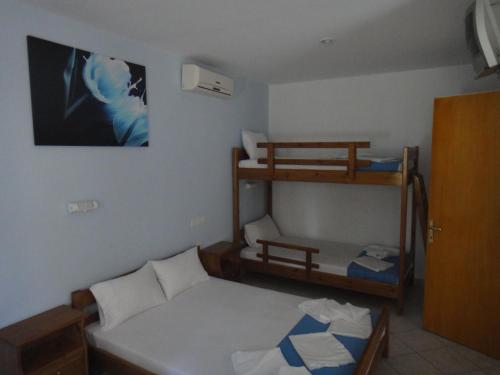 基拉奇尼库约尼别墅营地旅馆的客房设有两张床和一张双层床。