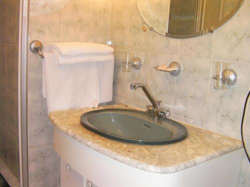 Carlux胡斐雅克酒店的一间带水槽和镜子的浴室