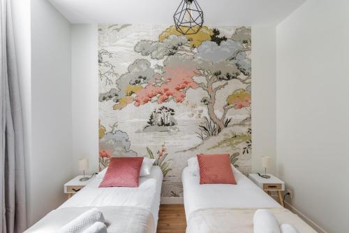 圣马洛Les Lauriers - dans l'Intramuros的壁画客房内的两张床