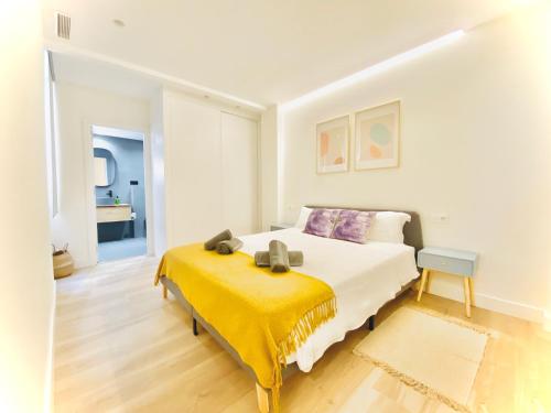 埃尔切Casa Natura Elx的一间卧室配有一张黄色毯子床