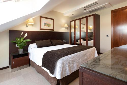 圣胡安德洛斯雷耶斯酒店客房内的一张或多张床位