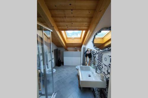 蒙多维La Pentajota • camera con vista的一间带水槽和镜子的浴室