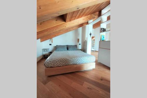 蒙多维La Pentajota • camera con vista的一间带一张床的卧室,位于带木制天花板的房间内