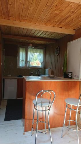 布达佩斯BpR P3 Lodge Apartment with A/C的厨房配有两把椅子和台面
