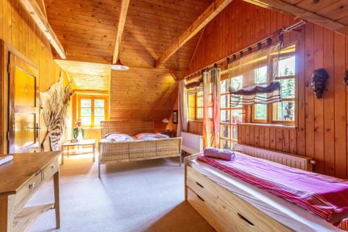 卢捷纳普德克利诺夫琴Chata Kalahari Klínovec的小木屋内带两张床的房间