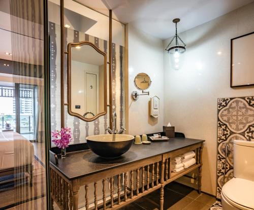 曼谷曼谷里瓦苏里亚酒店 - SHA Extra Plus的一间带水槽和镜子的浴室