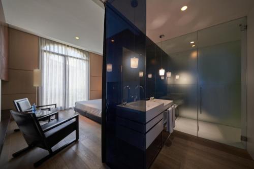 维拉弗兰卡宾纳戴斯奎尔居美世酒店的一间带水槽的浴室、一张书桌和一张床