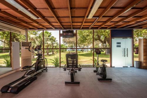 拉斯阿尔卡麦BM Beach Hotel的健身房设有跑步机,健身房提供健身自行车
