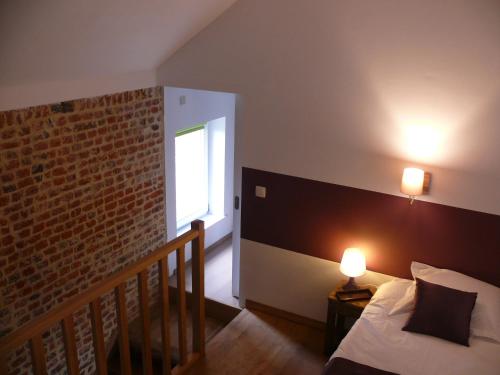 Leernes拉马拉维斯乡间渡假屋酒店的一间卧室设有一张床和砖墙