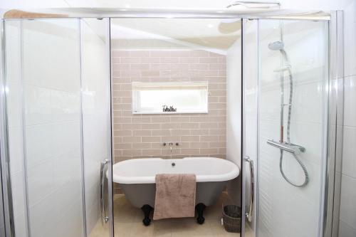 约克Hollicarrs - Kingfisher Lodge的设有带浴缸和淋浴的浴室。