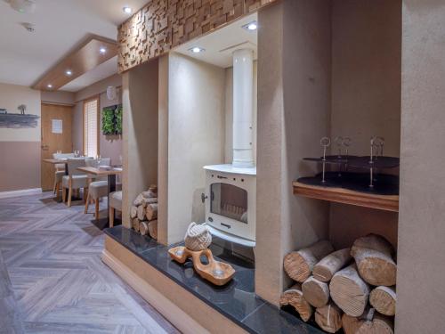 TarboltonBlackbull hotel的客房设有带炉灶和桌子的厨房。