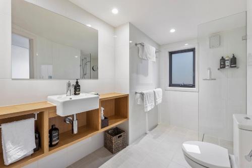 克莱尔Benny's Retreat Luxury Bushland Escape的白色的浴室设有水槽和卫生间。