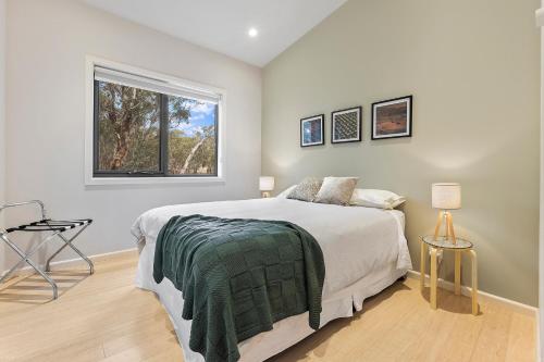 克莱尔Benny's Retreat Luxury Bushland Escape的一间卧室设有一张大床和一个窗户。